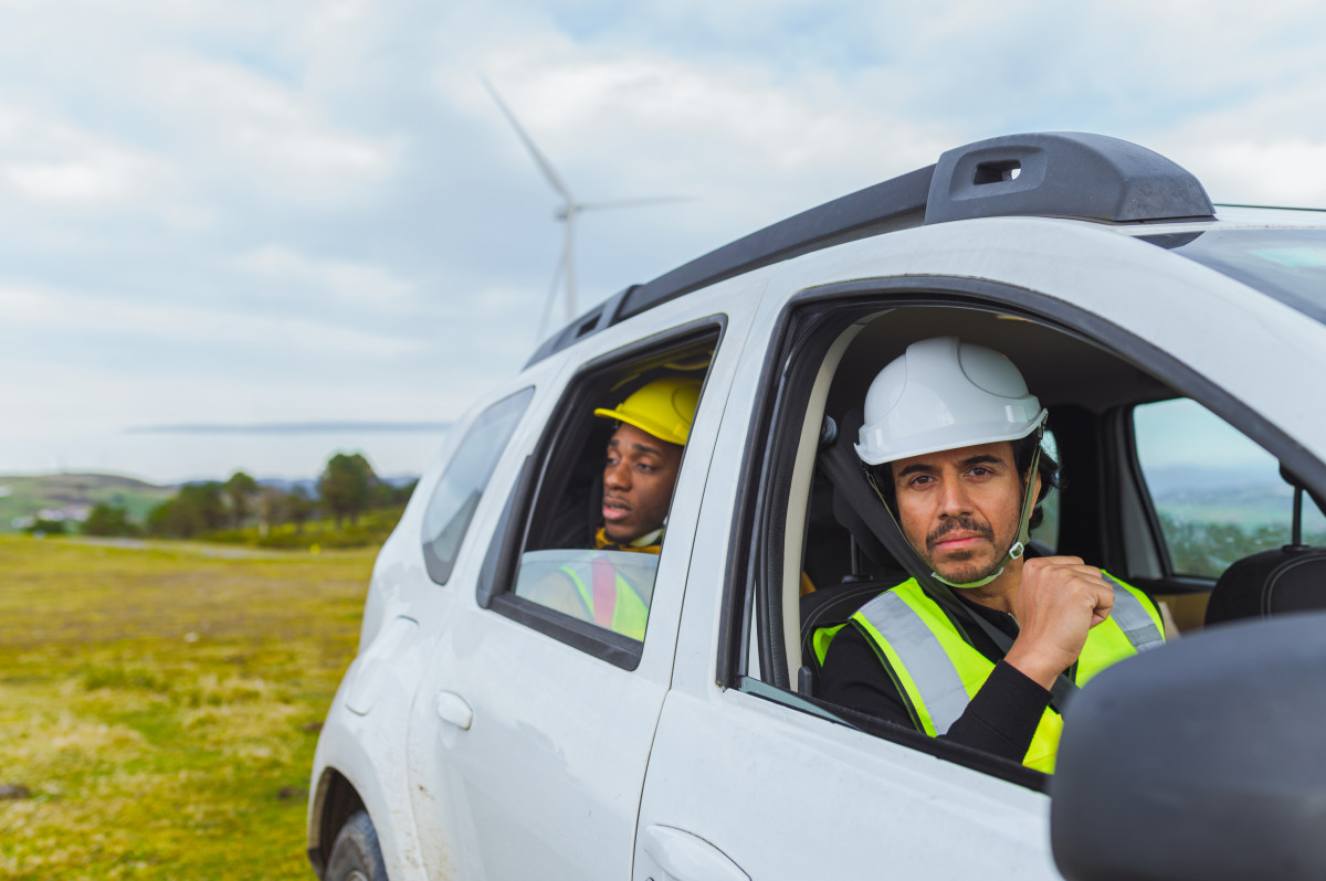 des-ingenieurs-deoliennes-se-rendent-a-des-travaux-de-maintenance-en-voiture