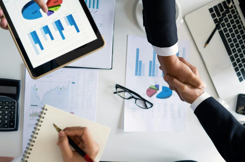 des personnes en train de travailler au buerau