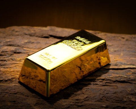 Lingot d'or sur une table en bois