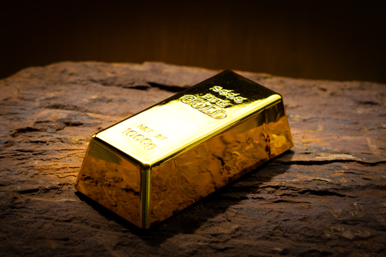 Lingot d'or sur une table en bois