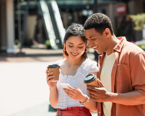 homme et femme heureux en voyant leur investissement sur etoro