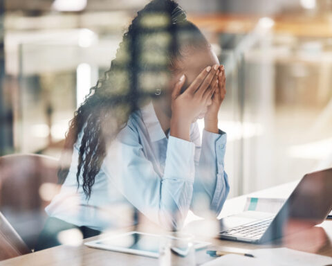 Une femme qui a peur et se tient la tête entre les mains